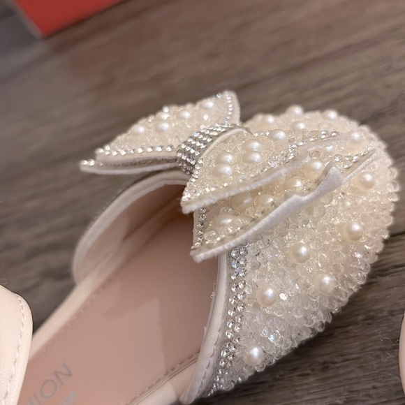 NIB [Shein] Pearl Rhinestone Princess Dressy Flats in Cream Girls EU 25 / US 8.5 - Picture 4 of 12